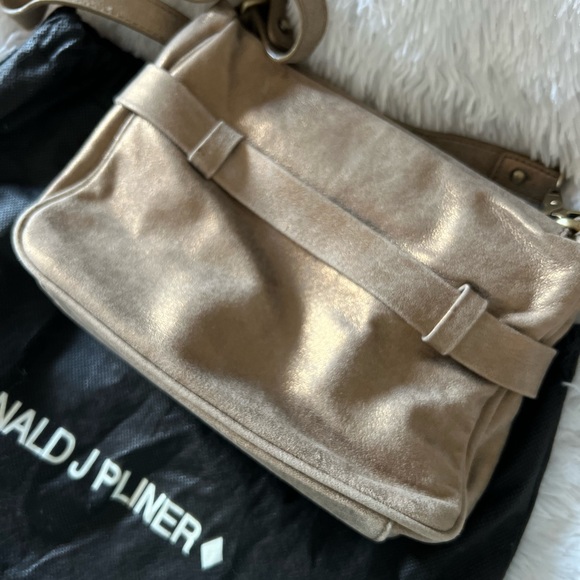 New in dust bag vintage Donald Pliner gold bag. Beautiful details. - Picture 4 of 11